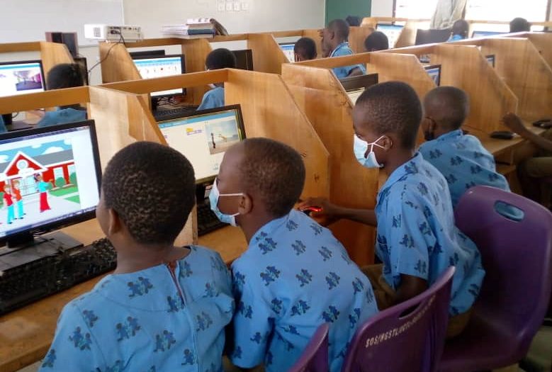 children coding in a lab